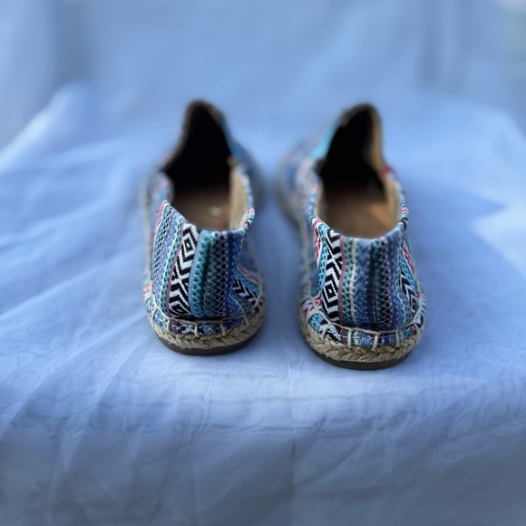 Minnetonka Blue and‎ Red Patterned Espadrilles - Picture 6 of 7